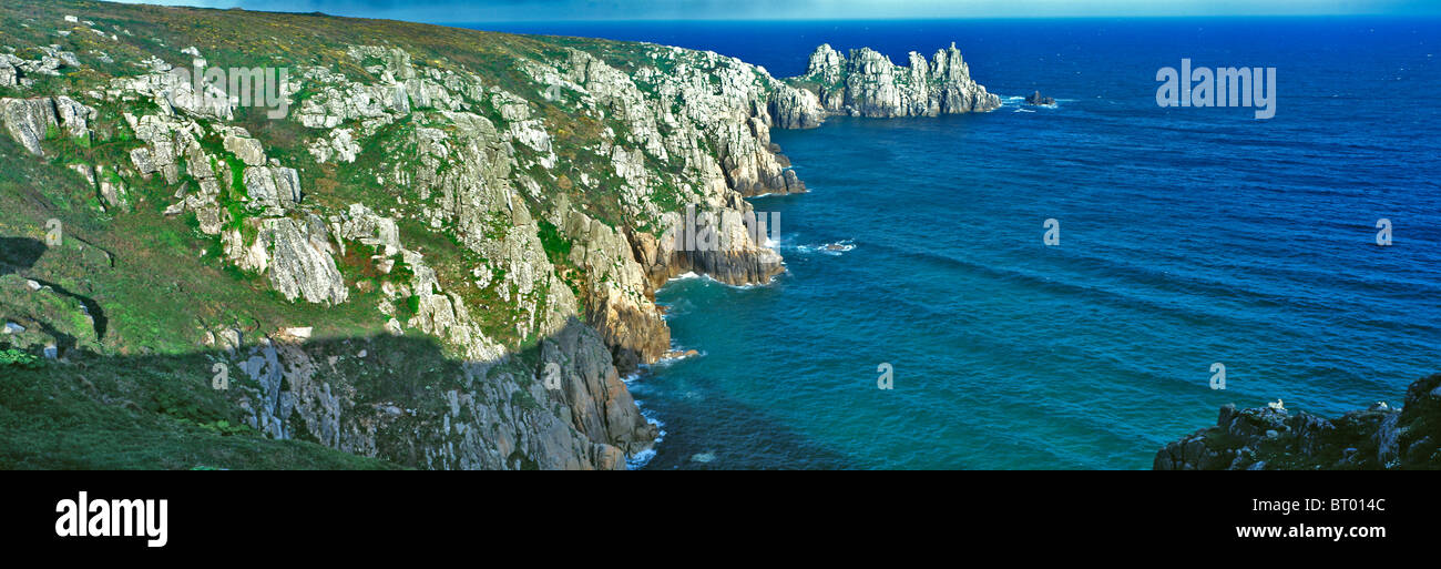 Les impressionnantes falaises Treen, sur la côte sud des Cornouailles Banque D'Images