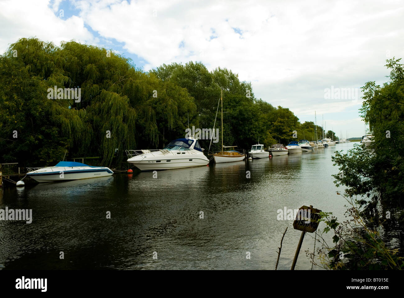 Bateaux amarrés sur la rivière Banque D'Images