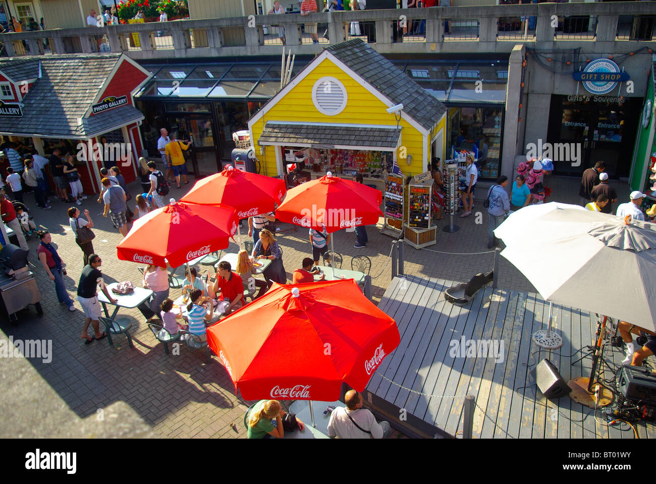 L'animation touristique, commerces, restaurant et espace détente près des chutes du Niagara du côté canadien Banque D'Images