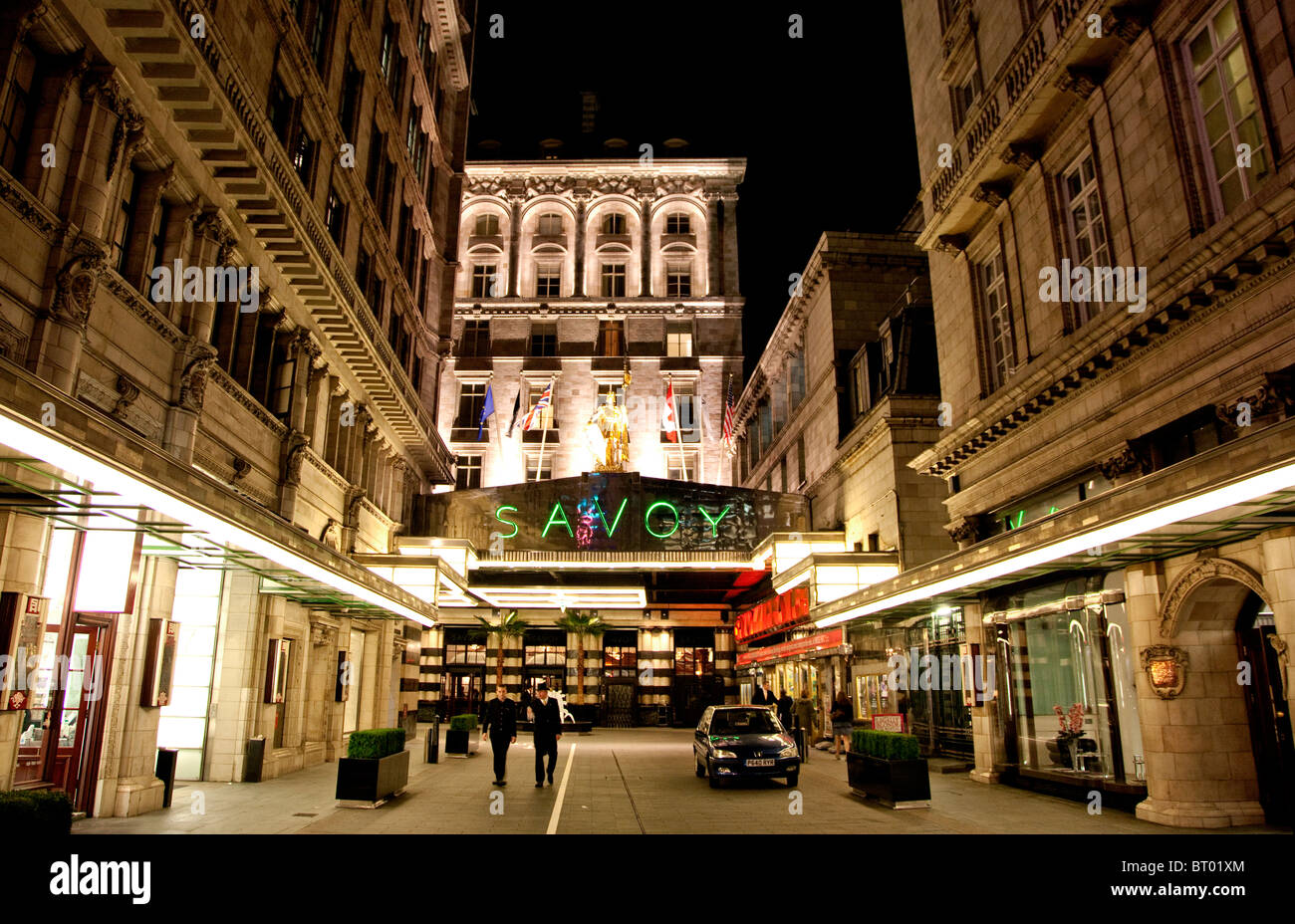 Savoy Hotel, Londres la nuit Banque D'Images