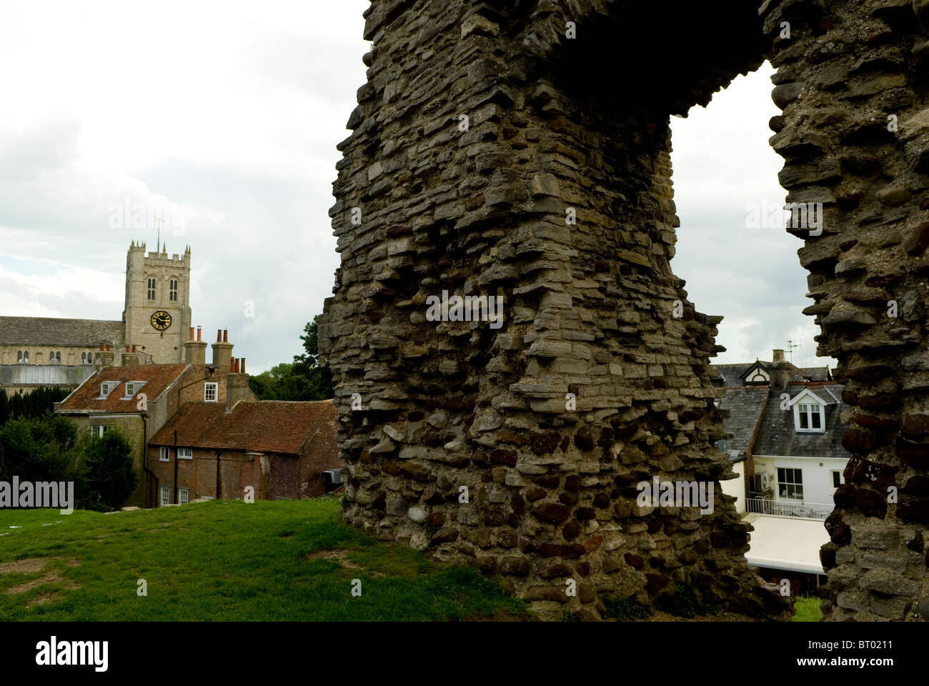 Avis de Christchurch Priory Church de château normand, Dorset England UK Banque D'Images