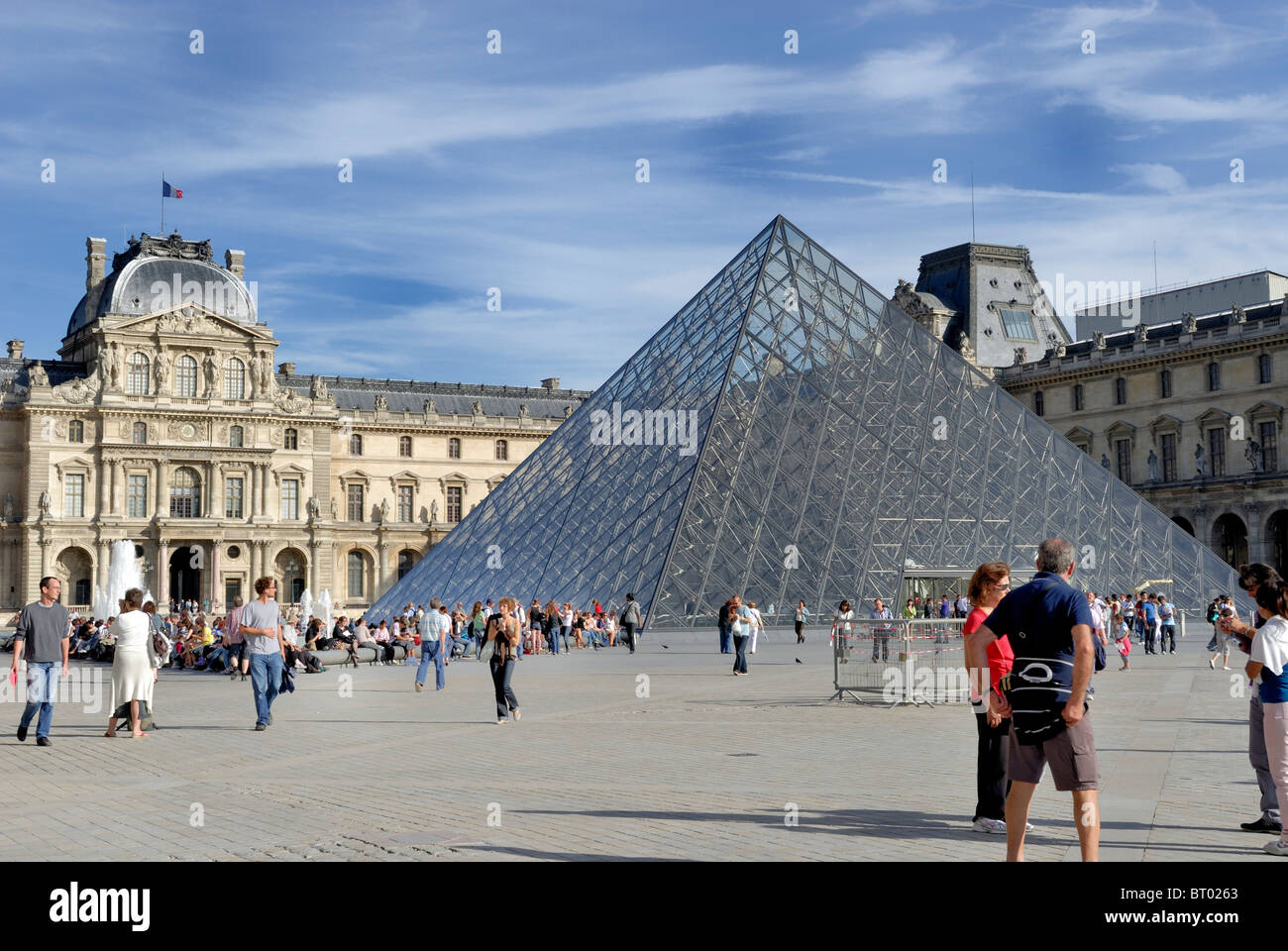 Cour intérieure du palais du Louvre, la pyramide du Louvre, avec pavillon Sully en arrière-plan, et de ses nombreux touristes à Paris. Banque D'Images