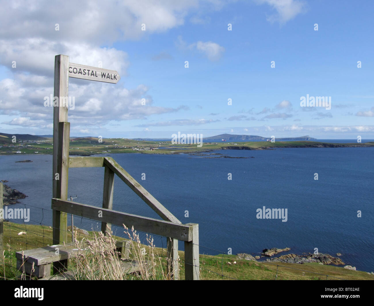 Promenade côtière Shetland signe Banque D'Images