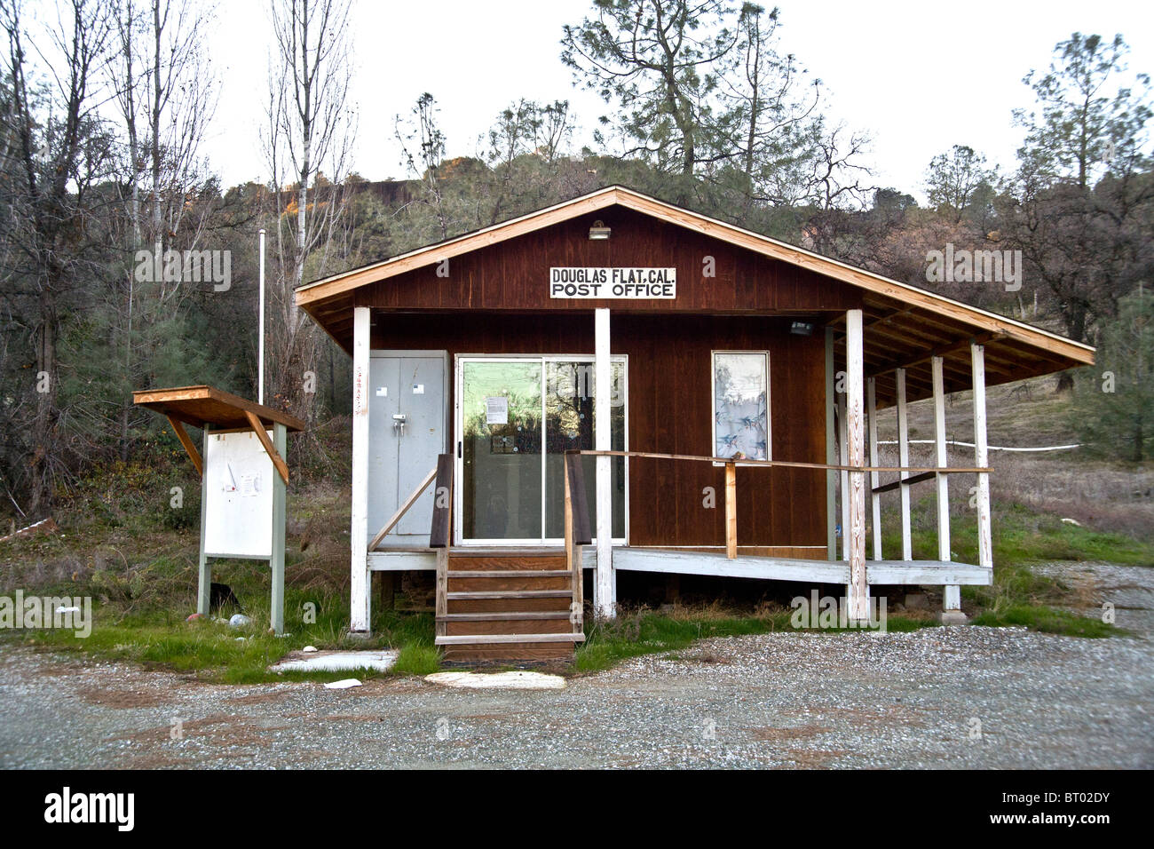 Un petit bureau de poste-nous dans le pays de l'or 'rural' ville de Douglas à plat, CA, est fermé pour cause de manque de clients Banque D'Images