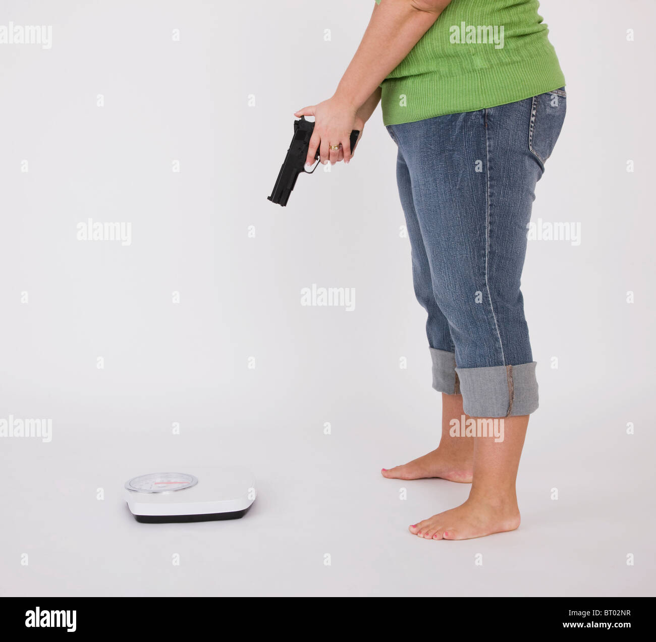 L'excès de femme visant à canon de pèse-personnes, low section Banque D'Images