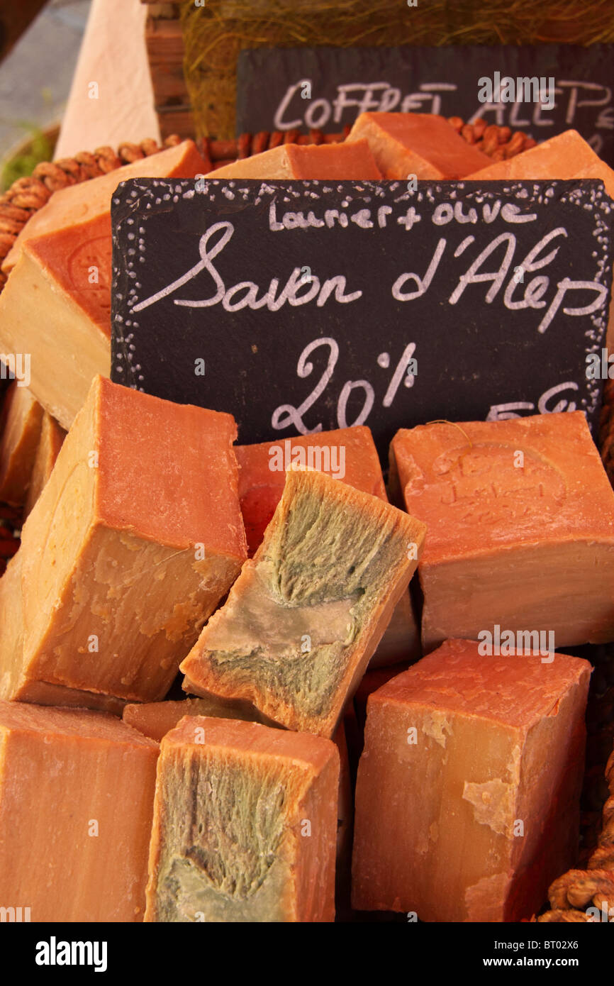 Vente de savon d'Alep laurier et l'huile d'olive, Marché, Hyères, Provence-Alpes-Côte d'Azur, France Banque D'Images