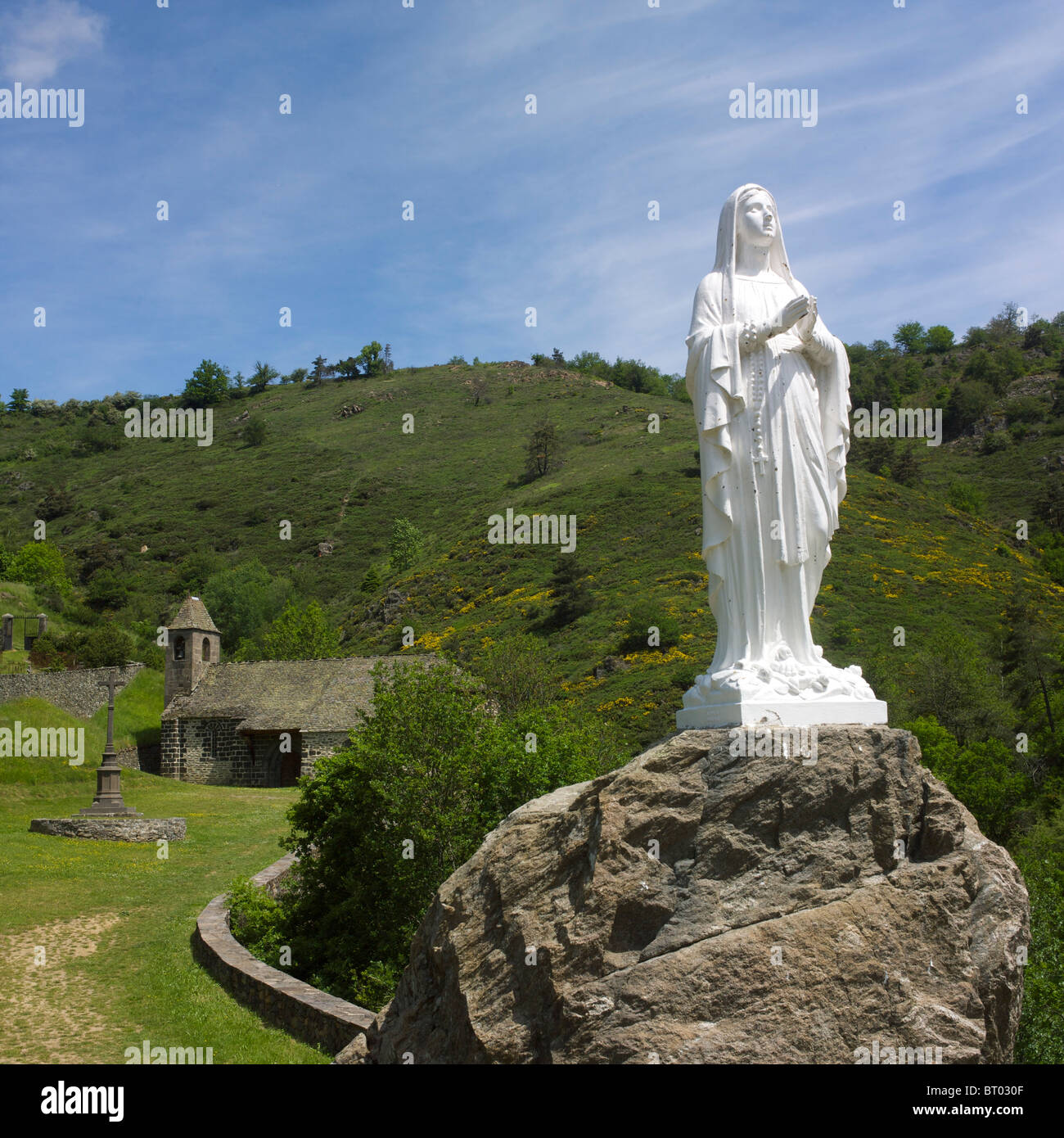 Statue de la Vierge Marie en face de chapelle près de château d'Alleuze dans le Cantal, Auvergne, France, Europe. Banque D'Images