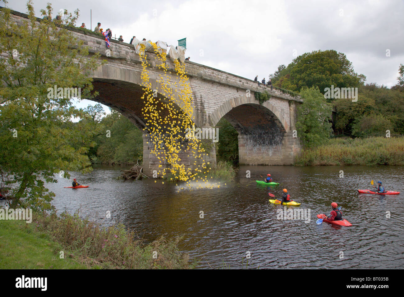 Le départ de la course de canards 2010 sur le Viaduct Tadcaster North Yorkshire Angleterre Banque D'Images