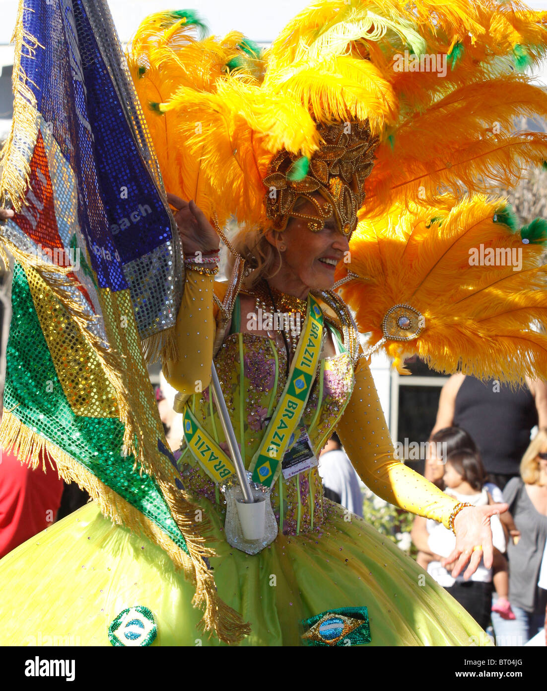 Femme vêtue d'un costume mascarade pendant Rio parade style Banque D'Images