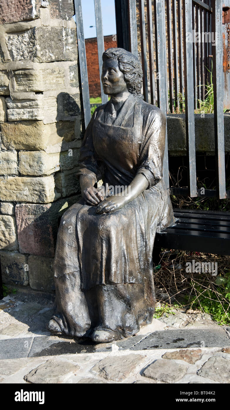 Une statue en bronze d'un moulin fille assise sur la berge du canal manger son jackbit «' food/déjeuner Banque D'Images