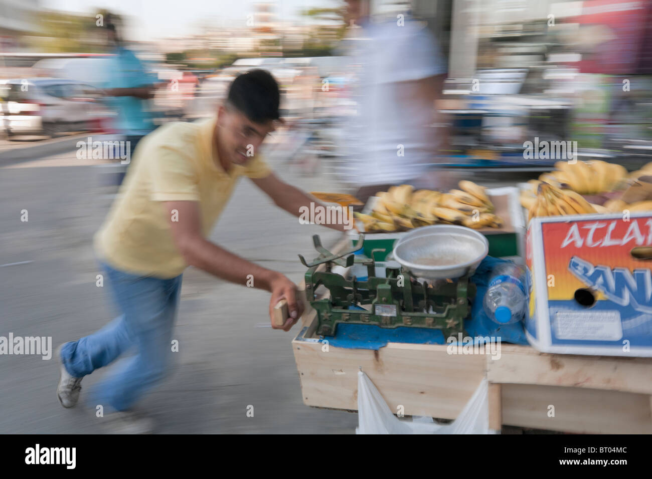 Istanbul, Turquie. Scène de rue de le quartier de Sultanahmet, du vieil Istanbul. Panier de fruits poussant commerçant du marché, blurred motion Banque D'Images