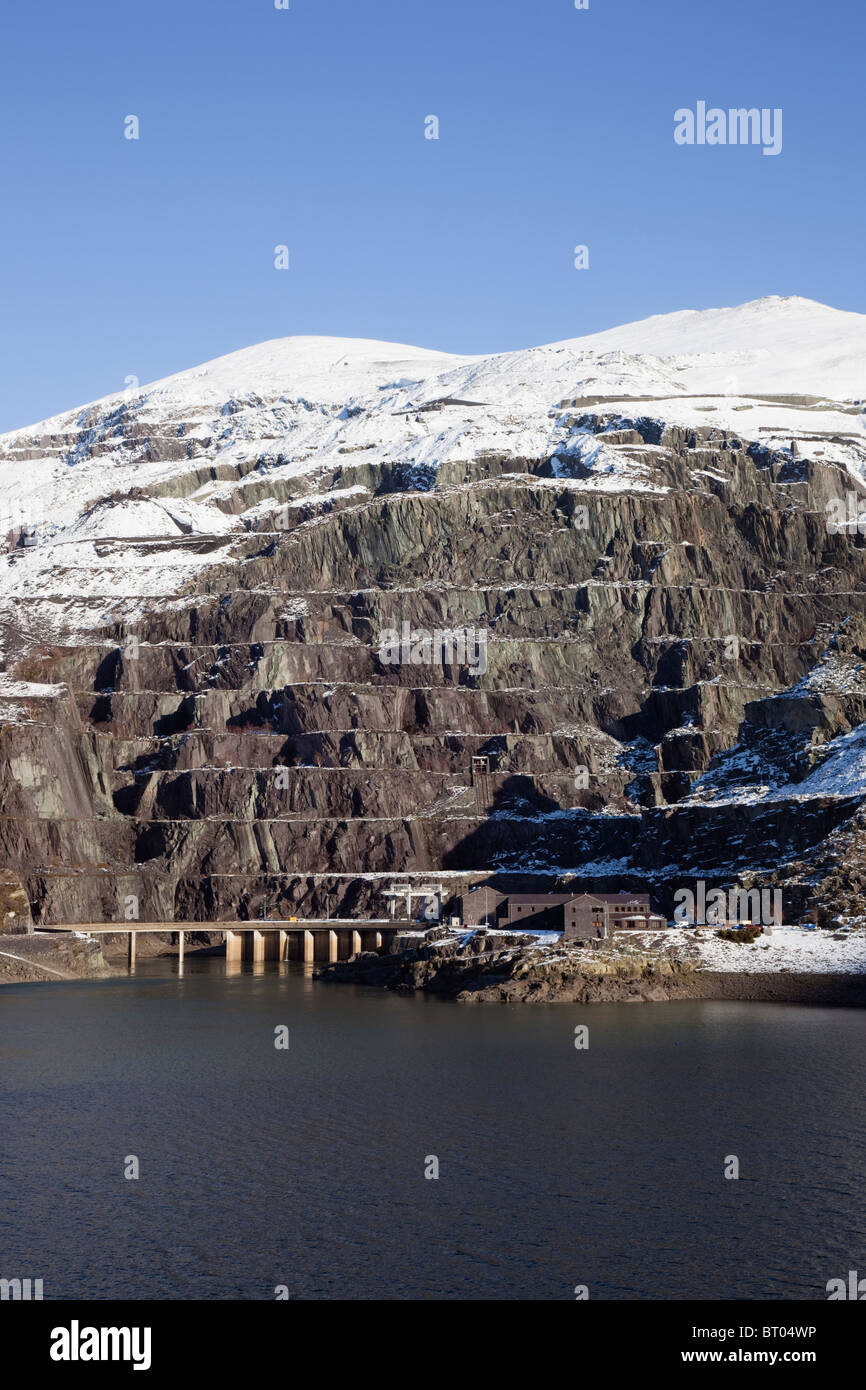 Dinorwig Station d'énergie hydroélectrique dans la carrière d'ardoise désaffectées sur Elidir Fawr dans Llyn Peris réservoir. Llanberis, Gwynedd, au nord du Pays de Galles, Royaume-Uni Banque D'Images