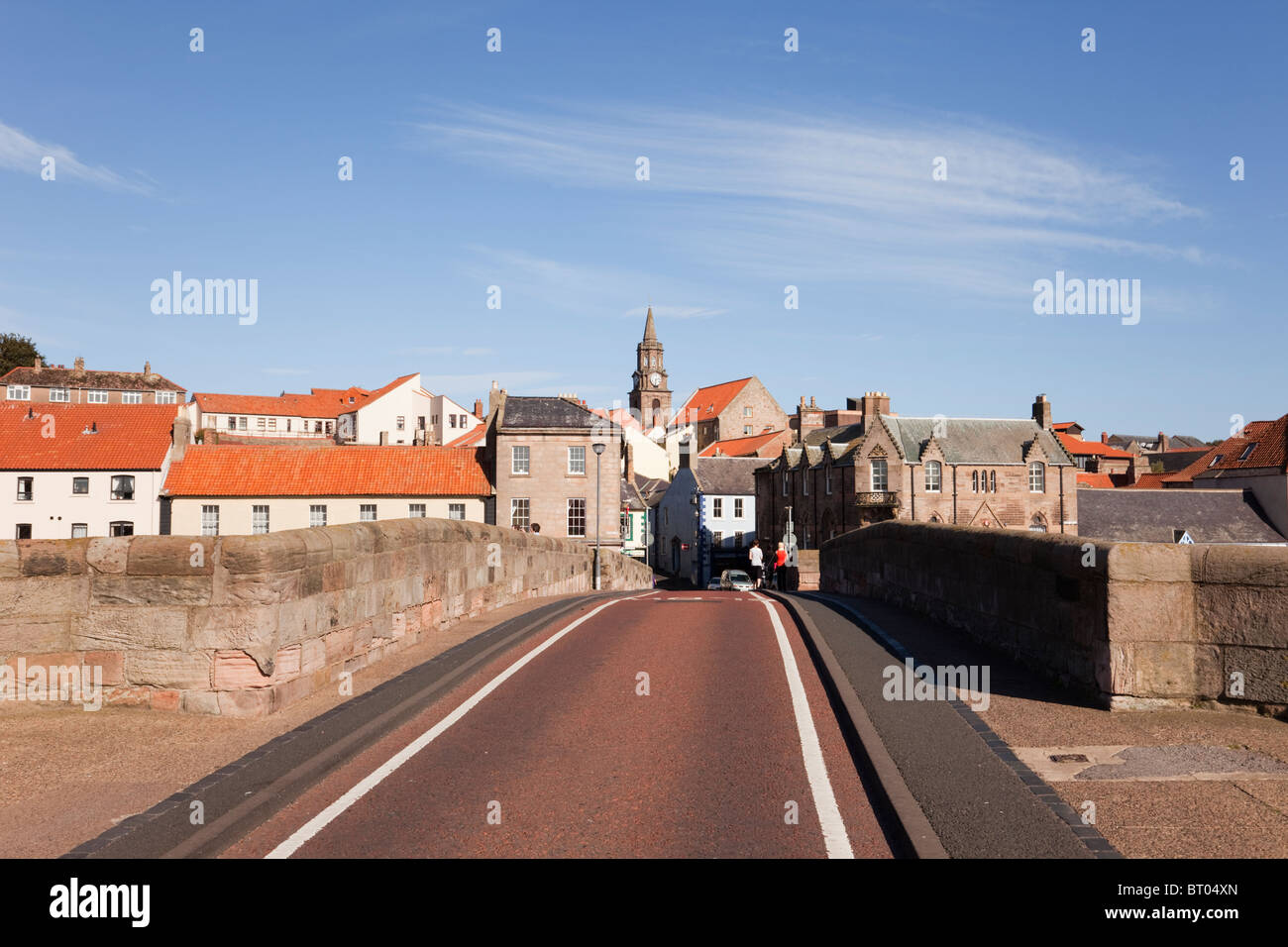 Vue sur le vieux pont étroit du xviie siècle de ville frontière de Carnforth Lancashire England UK en Grande-Bretagne. Banque D'Images