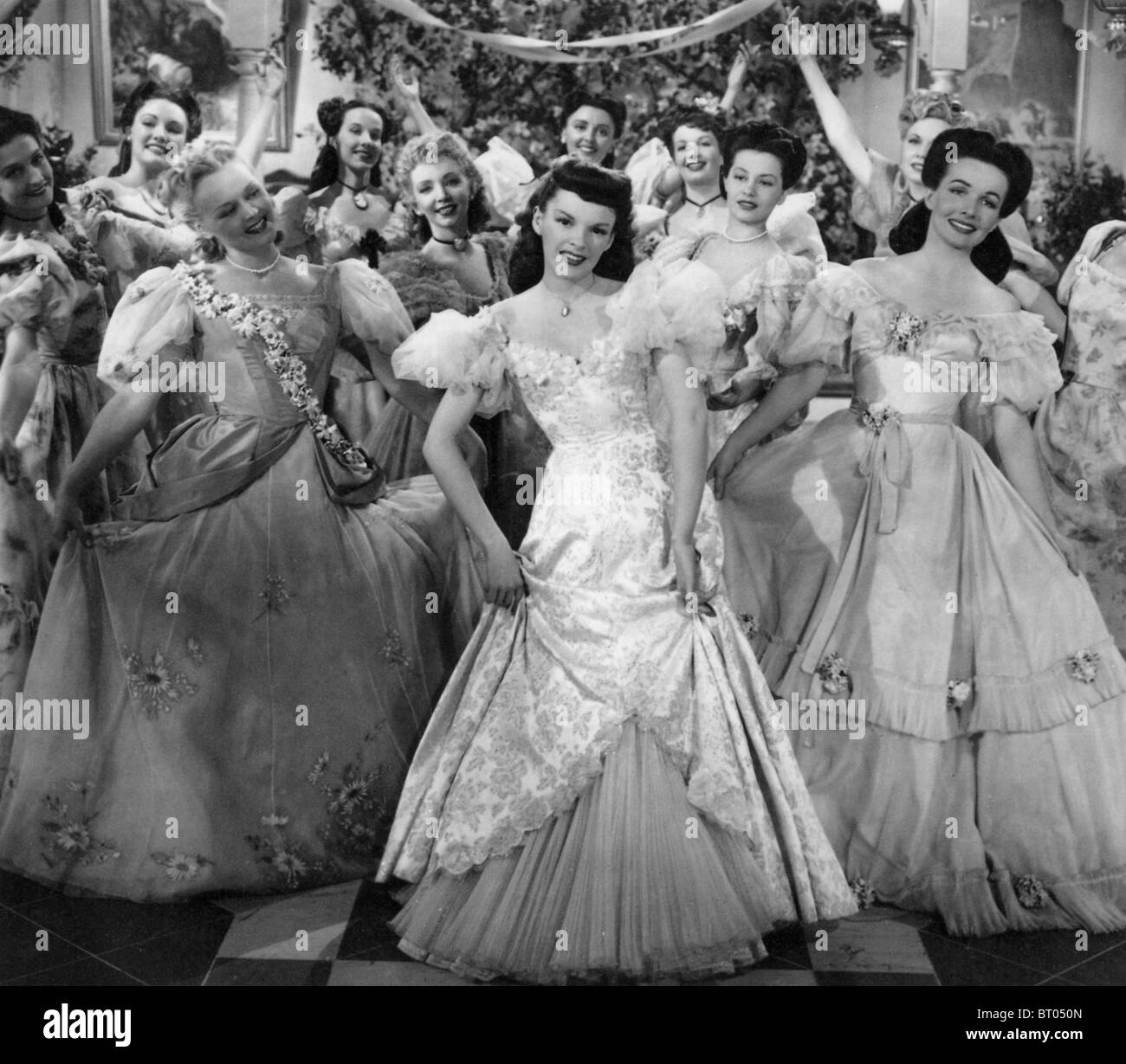 L'HARVEY GIRLS 1946 MGM comédie musicale avec Judy Garland. Cyd Charisse est juste derrière elle à droite Banque D'Images