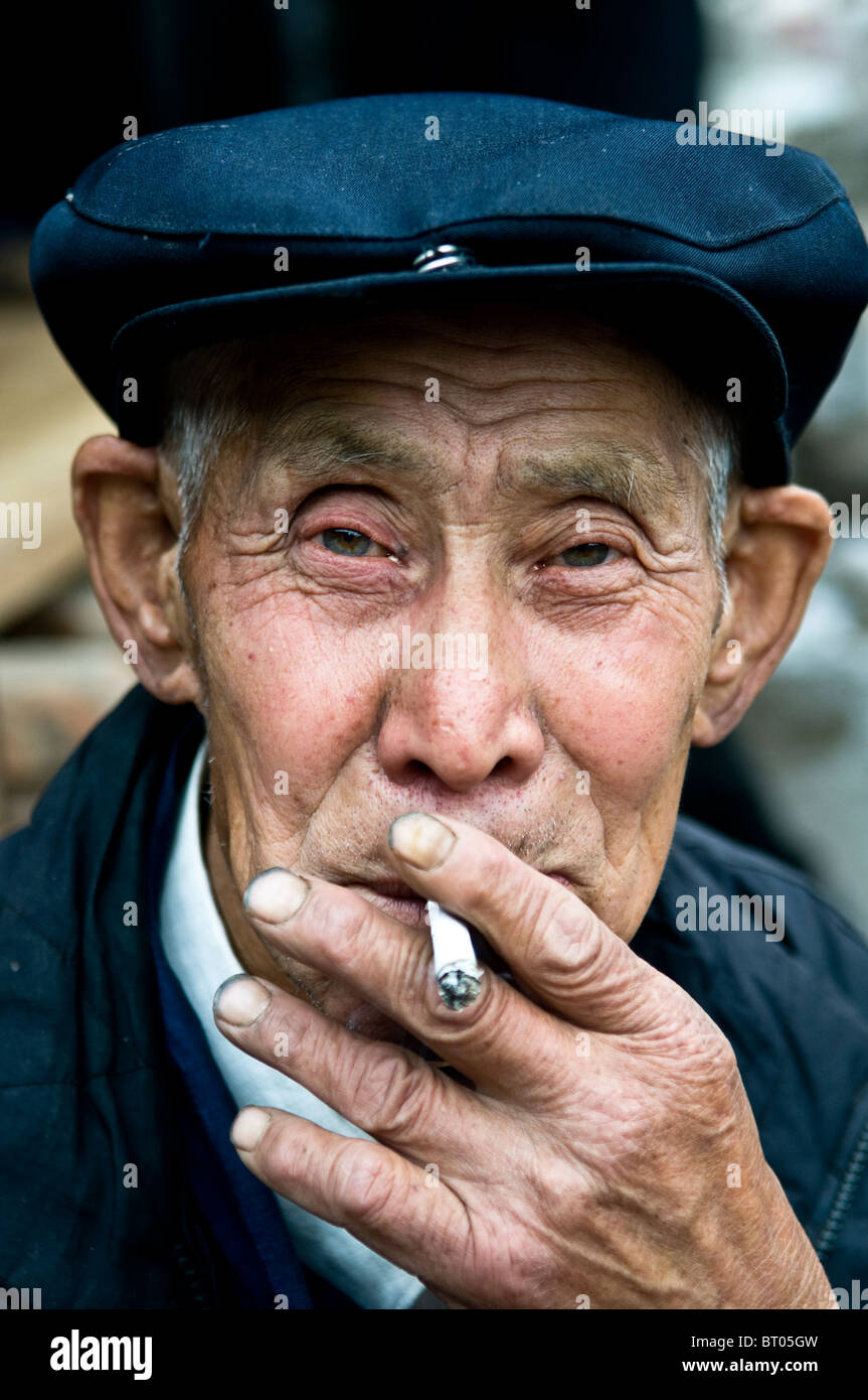 Portrait d'un homme portant un chinois ancien ' classique ' Mao chapeau et  chemise Photo Stock - Alamy