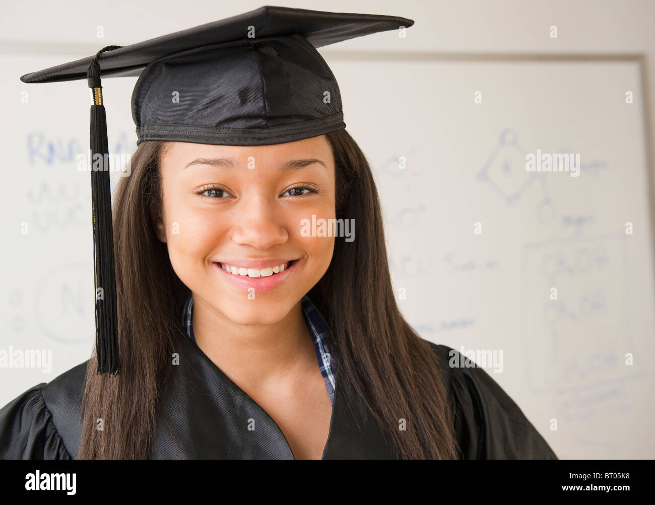 Asian Woman wearing cap and gown Banque D'Images