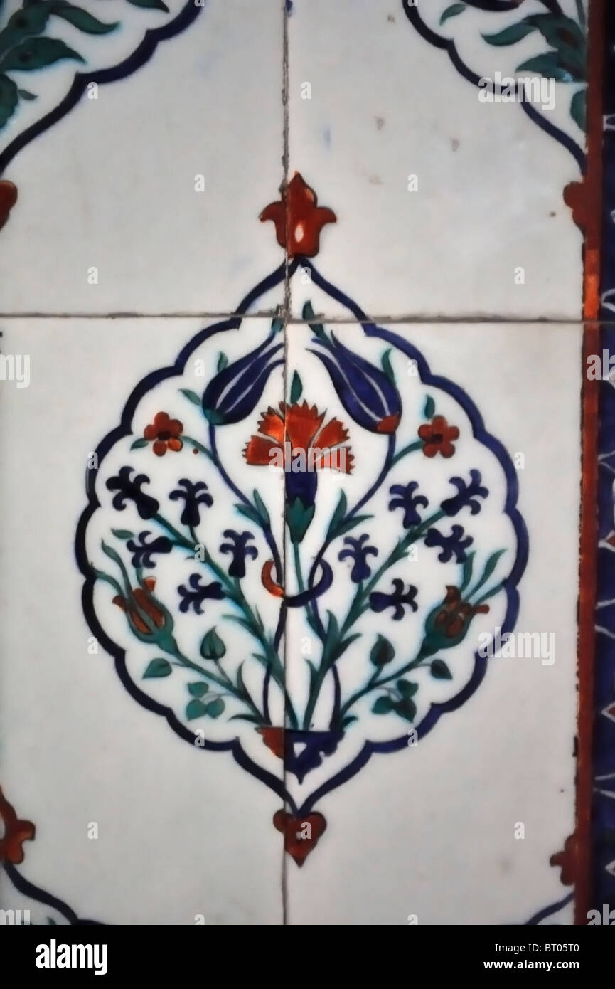 Iznik tuile dans le Sokullu Mehmet Paşa Camii (1571) Sinan , İstanbul, Turquie 100913 35697_ Banque D'Images