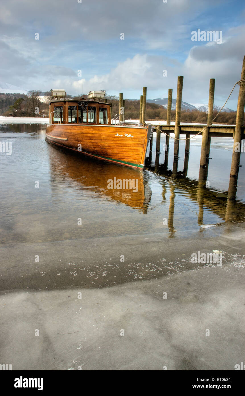 Derwent water bateau de plaisance avec lac gelé, jan 2010 Banque D'Images