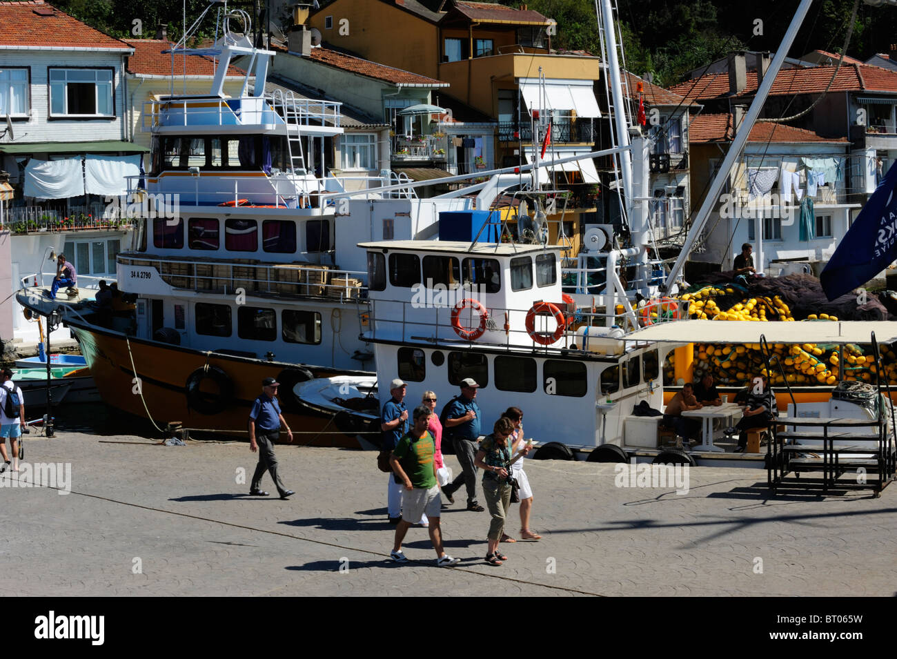 Un bateau de pêche dans l'Anadolu Kavagi à côté de l'embarcadère du ferry Banque D'Images