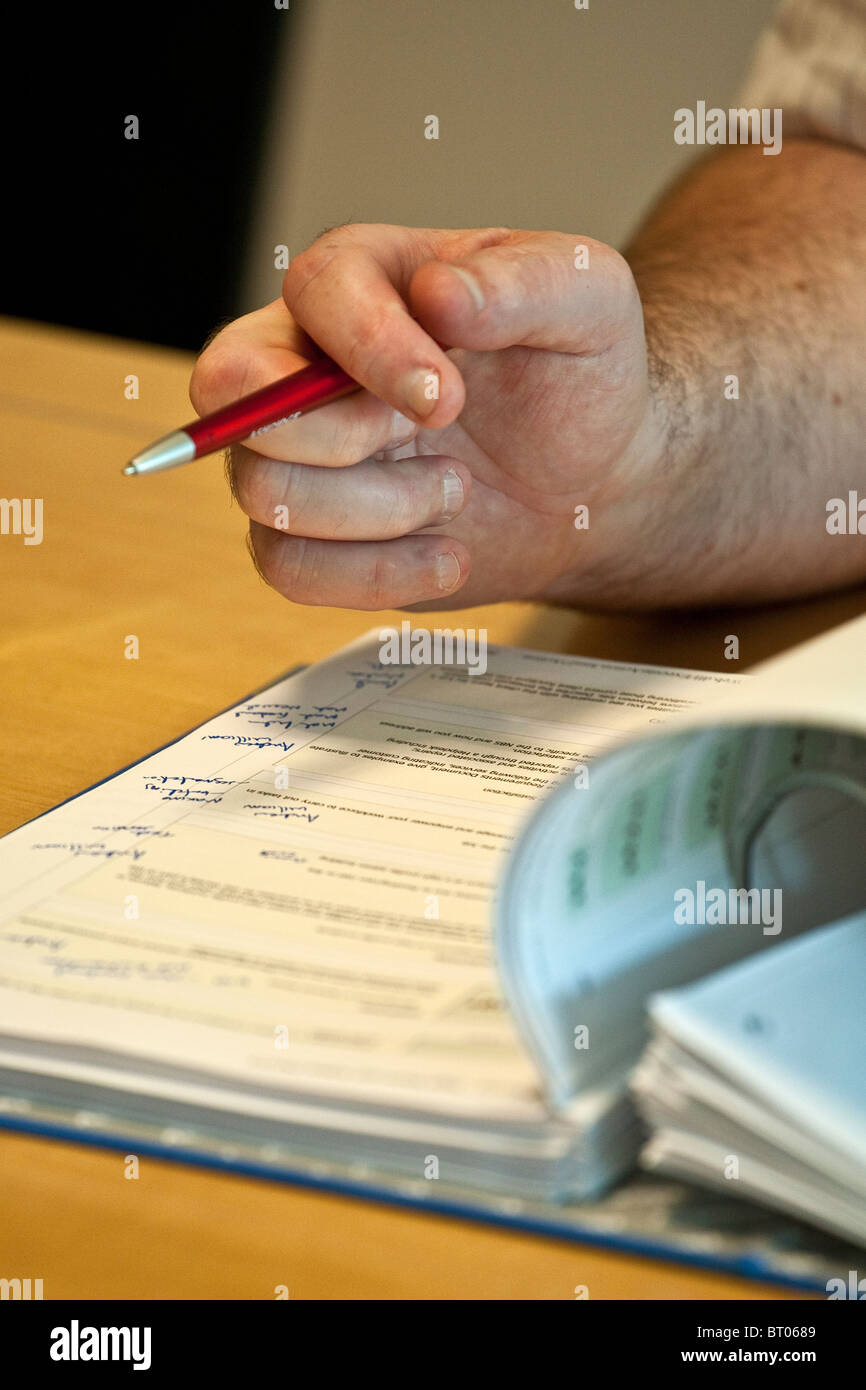 Ordinateur portable et stylo pendant une réunion d'affaires Banque D'Images