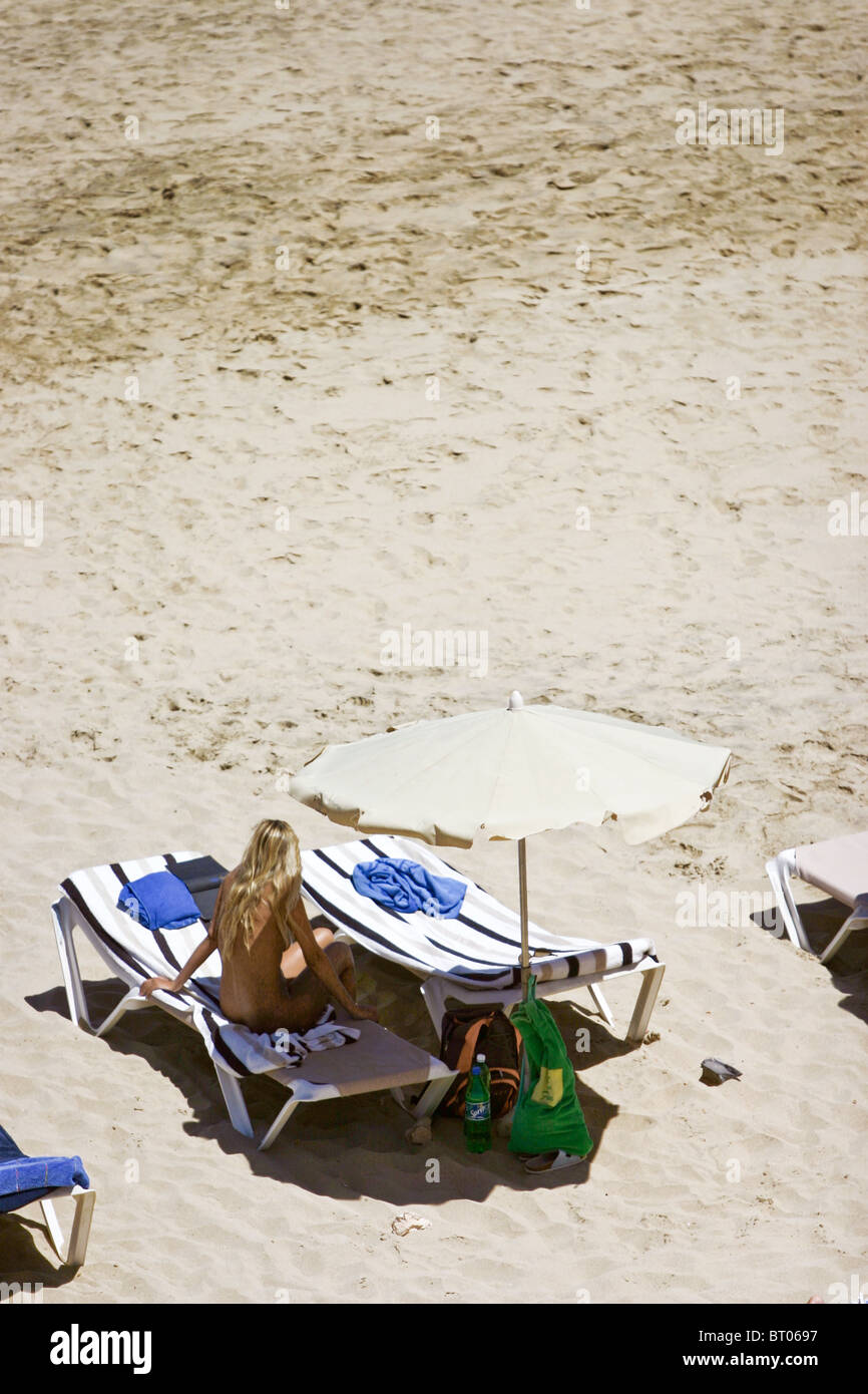 Femme nue relaxant nudiste assis sur une chaise longue à la plage en  vacances à Jandia 'Costa Calma Fuerteventura Canaries' Photo Stock - Alamy