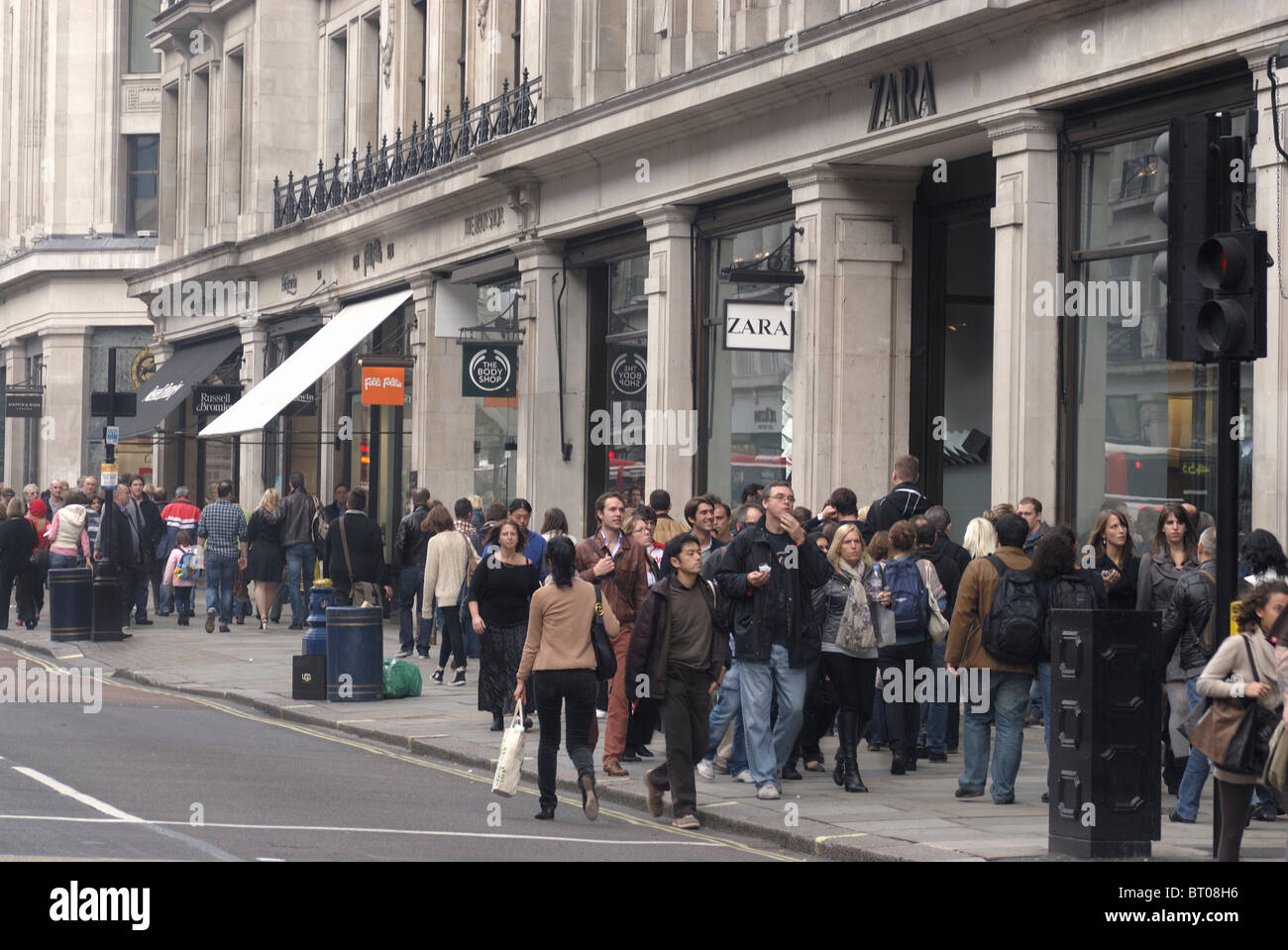 Shoppers sur Regent Street à Londres, Angleterre, RU Banque D'Images