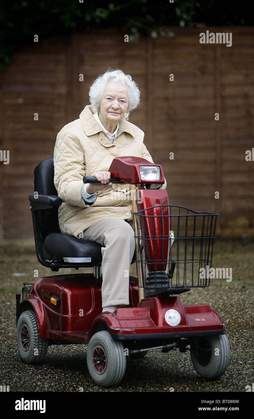 Dame âgée sur un scooter de mobilité. Photo par James Boardman. Banque D'Images