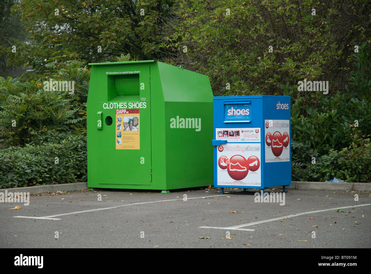 Les bacs de recyclage de vêtements et de chaussures Banque D'Images