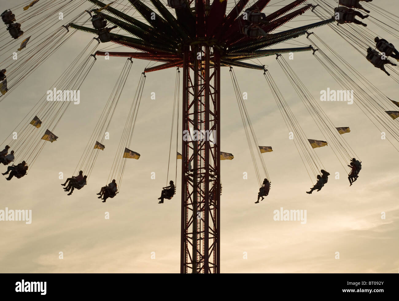 Silhouette d'un vieux Carrousel de la mode au coucher du soleil Banque D'Images