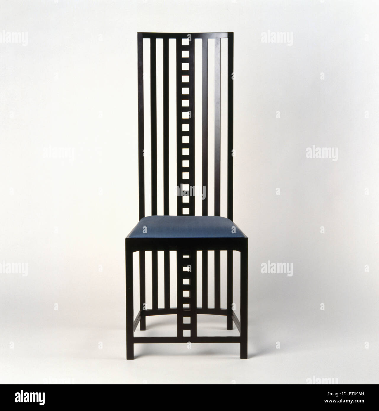 Close-up of black tall-retour Charles-Rennie-MacIntosh chaise de salle à manger de style Banque D'Images