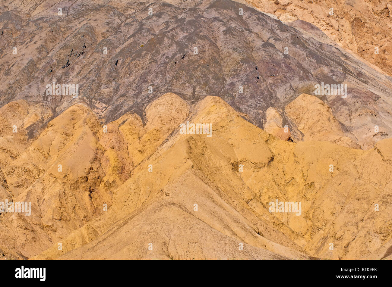 L'artiste formations rocheuses en route au crépuscule, Death Valley National Park, California, USA Banque D'Images
