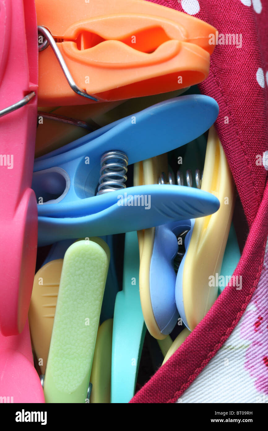 Close up of multi-couleur des chevilles en plastique dans un sac peg Banque D'Images