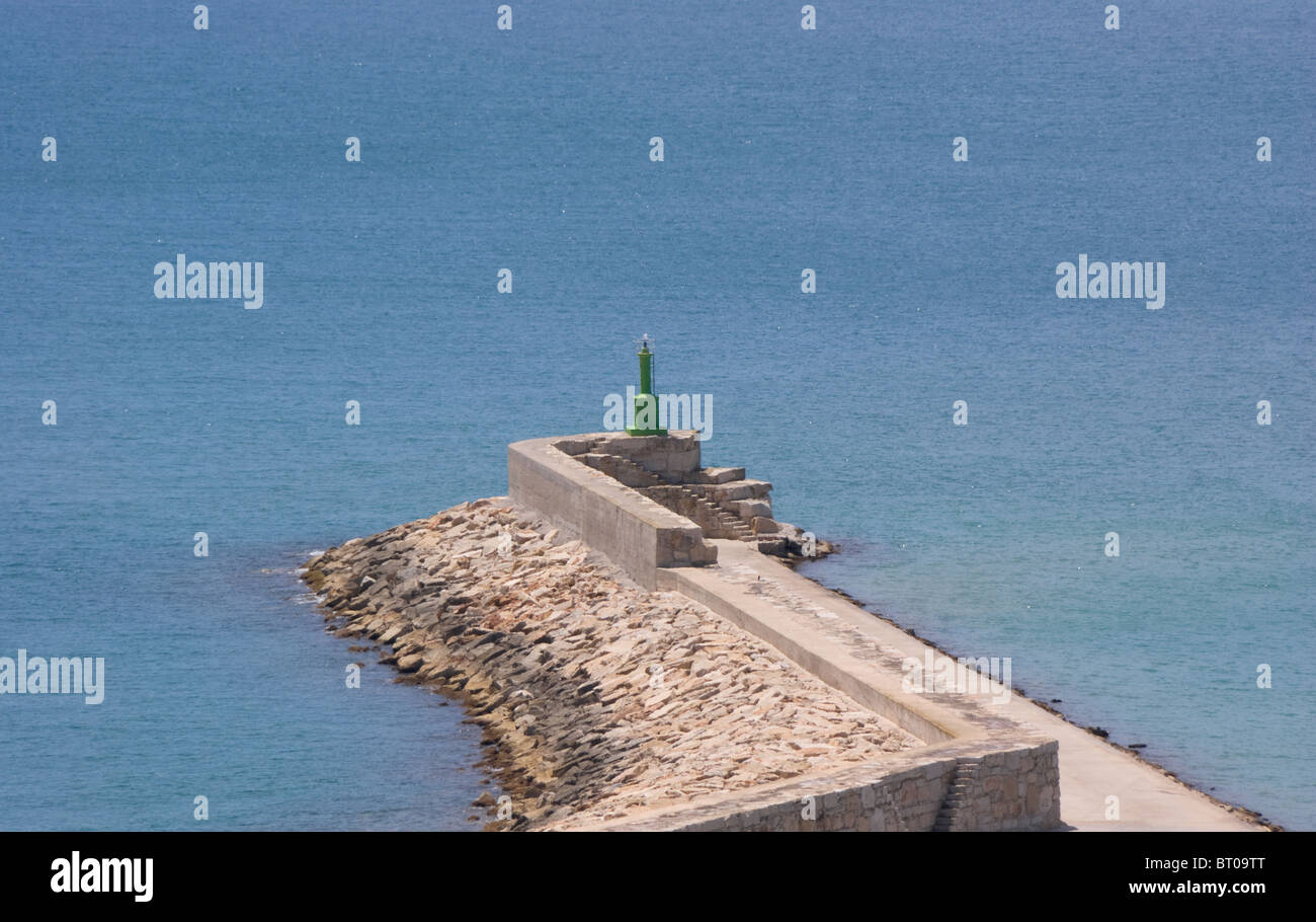 Petit phare vert à l'entrée du port en Peniscola (Valencia, Espagne) Banque D'Images