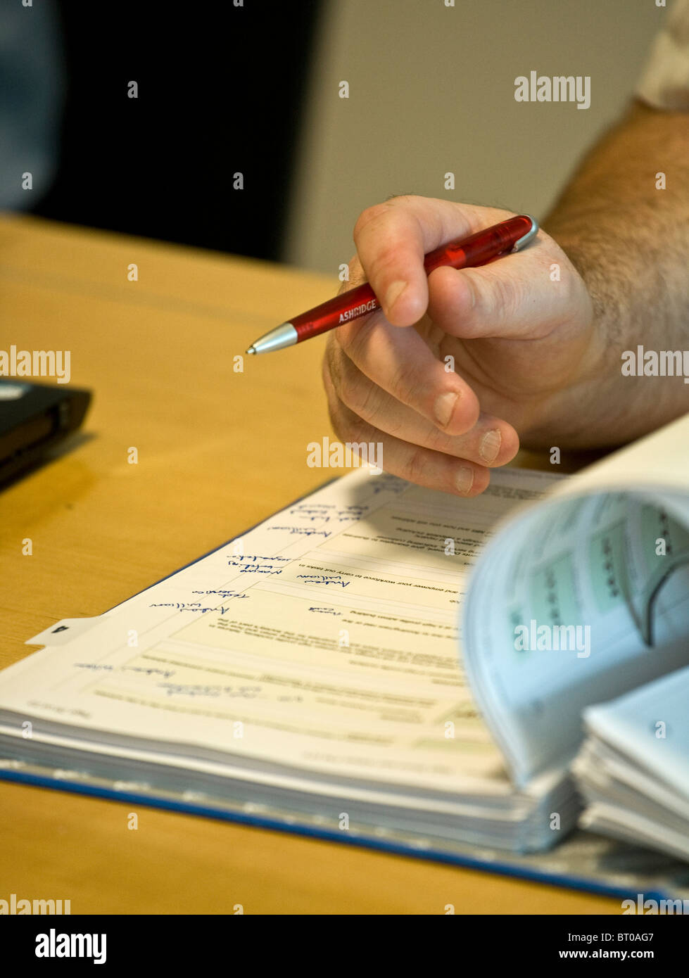 Ordinateur portable et stylo pendant une réunion d'affaires Banque D'Images