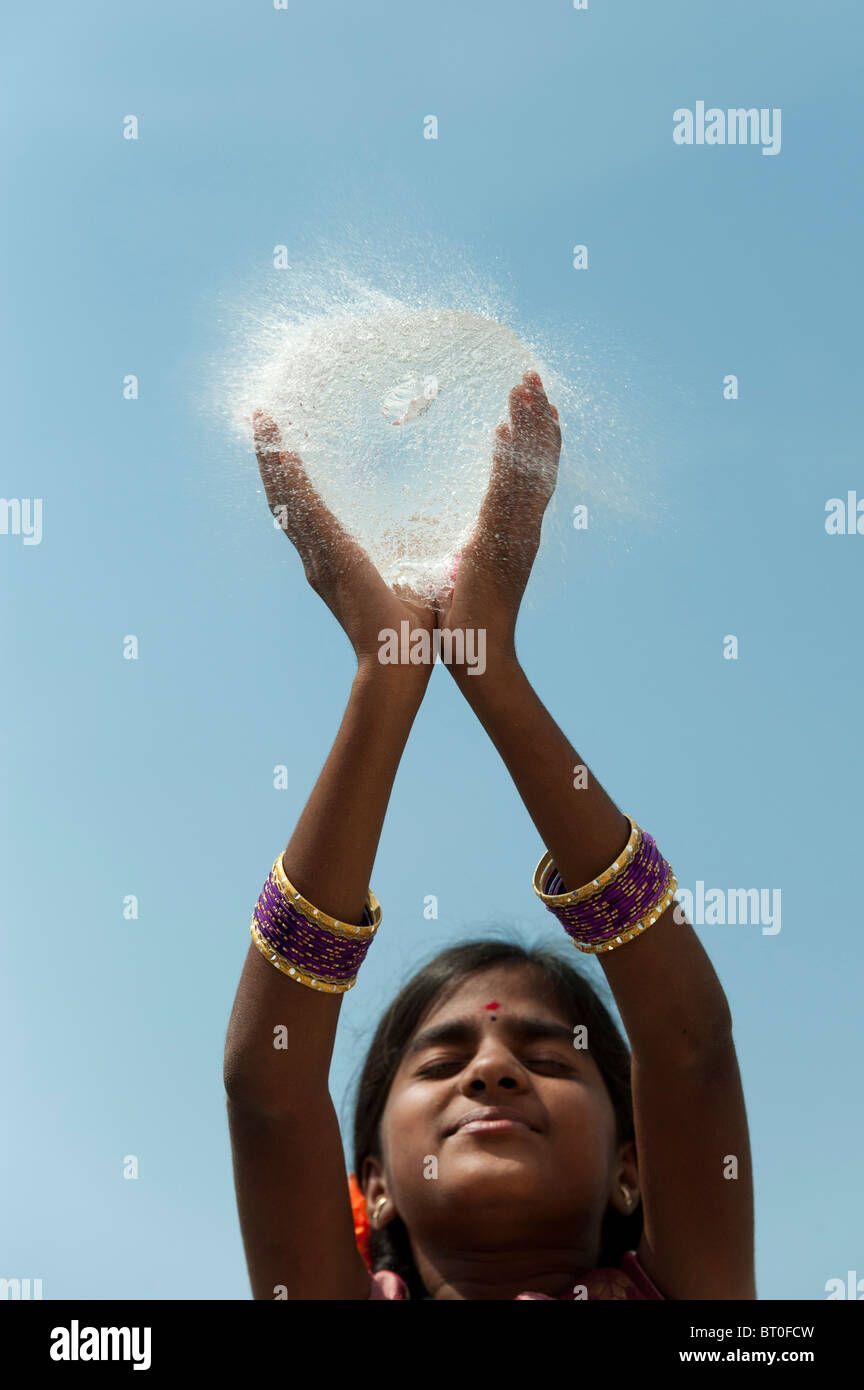 Indian girl holding a water balloon burst Banque D'Images