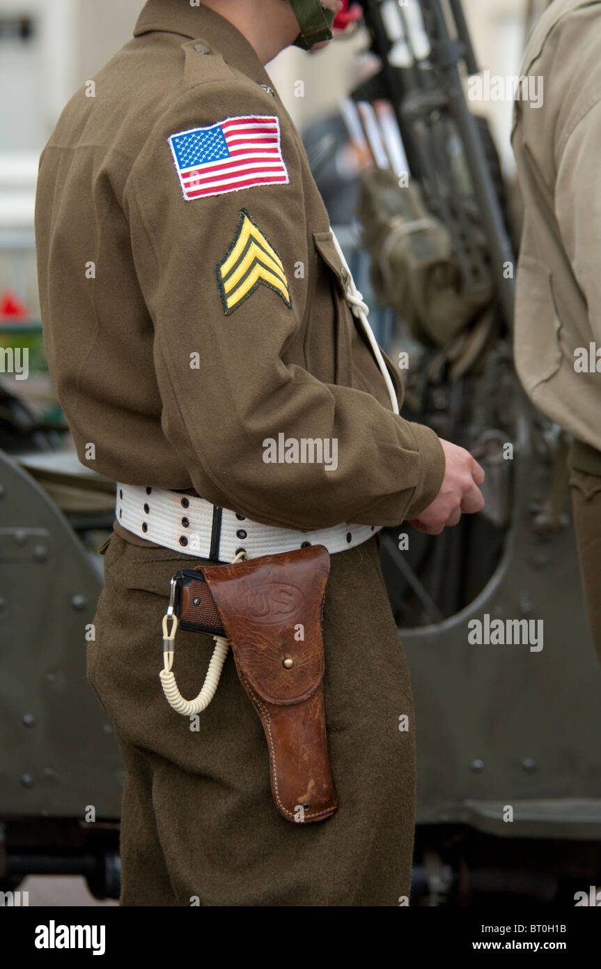 France, Normandie, Arromanches. 66e anniversaire de D-Day. Jeune homme en uniforme de sergent MP vintage. Banque D'Images