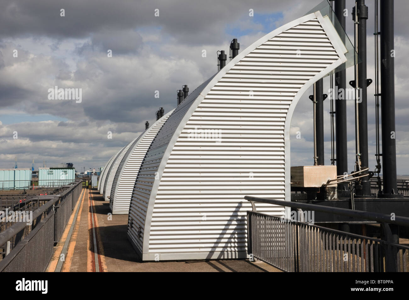 La baie de Cardiff, Pays de Galles, Royaume-Uni. Barrage de Cardiff flux de marée vannes de commande de séparer l'eau douce dans la baie de la mer Banque D'Images