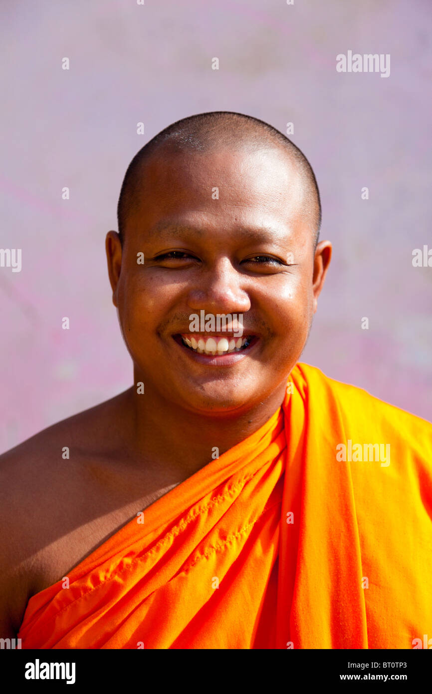 Portrait of a smiling Asian moine Bouddhiste - Phnom Penh, Cambodge Banque D'Images