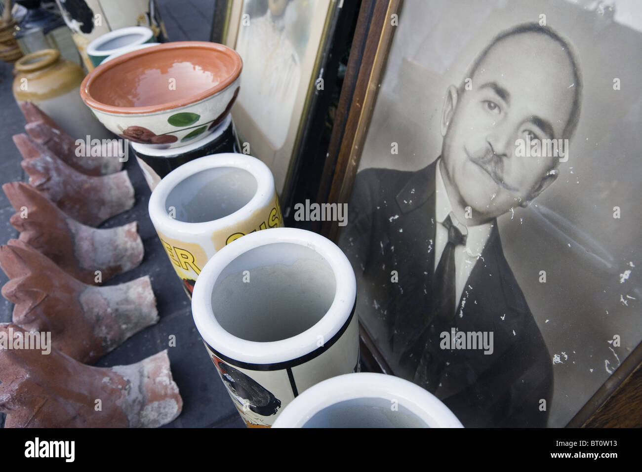 Athènes, Grèce, Europe. Marché aux puces de Monastiraki, bric à brac et d'antiquités à vendre Banque D'Images