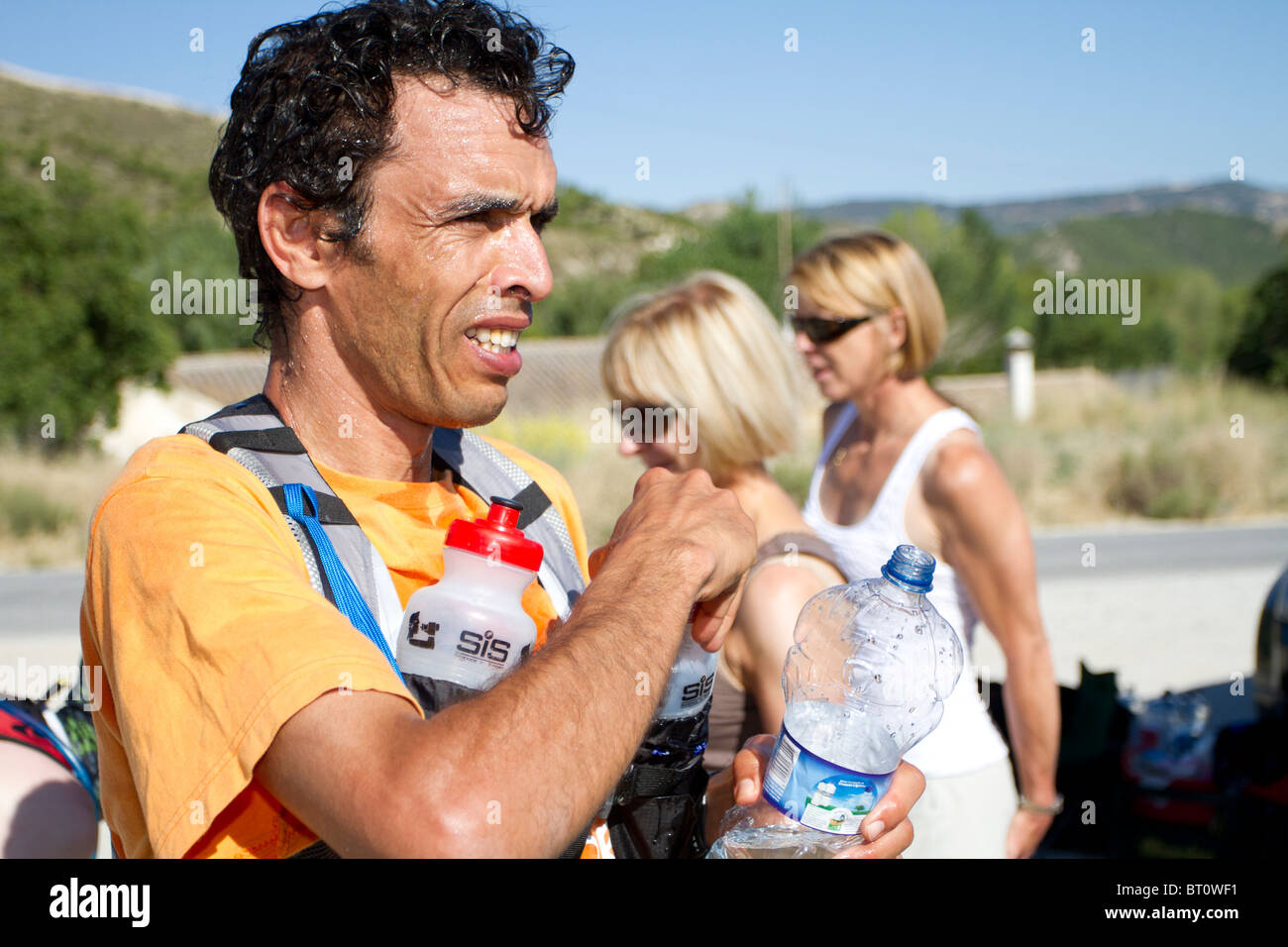 Coureur extrême marocain Lahcen AHANSAL est un rafraîchissement, checkpoint, vainqueur de l'Ultra Trail 2010 Al Andalus, l'Espagne. Banque D'Images