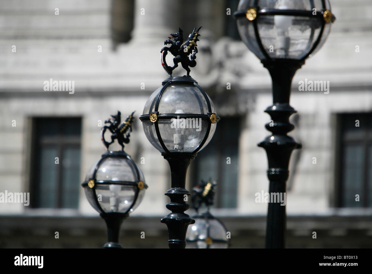 Ville d'emblèmes sur dragon haut de gaslights par la Banque d'Angleterre, Ville de London, UK Banque D'Images