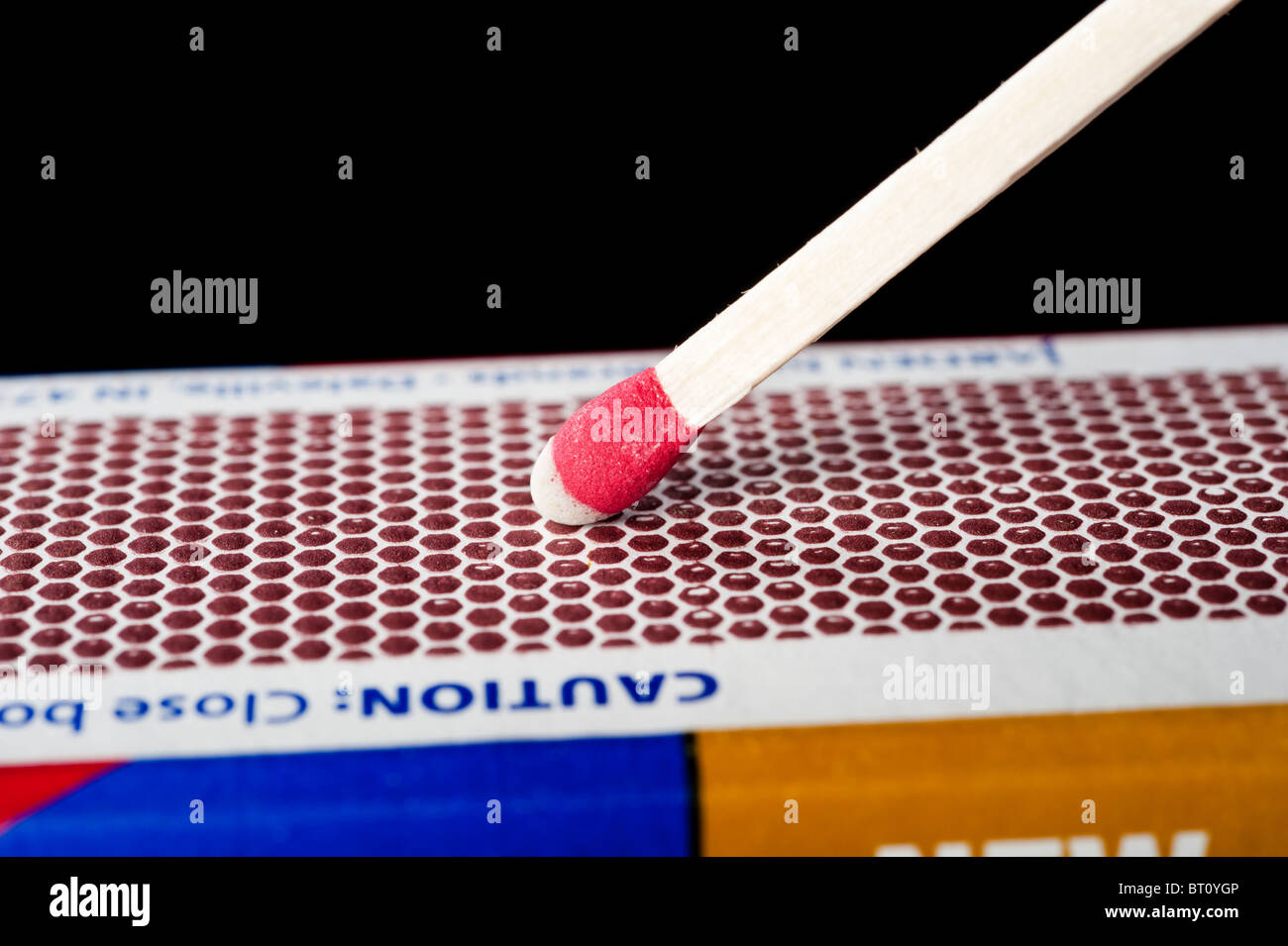 Un match en bois stick sur une surface de frappe d'allumettes. Banque D'Images