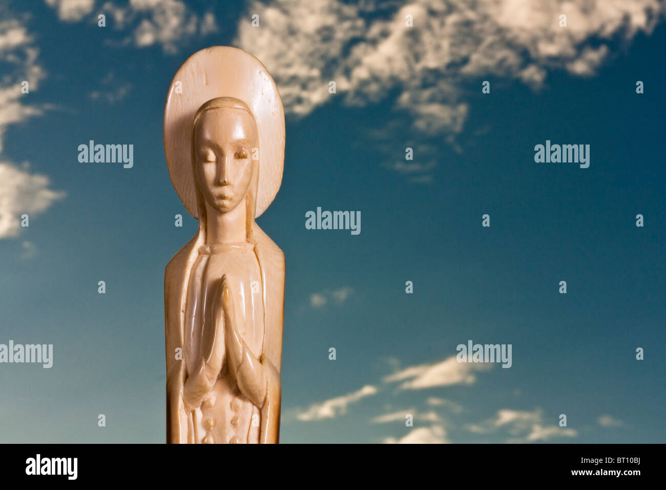 La figure religieuse sculptés sur un ciel d'ivoire fang avec en arrière-plan Banque D'Images