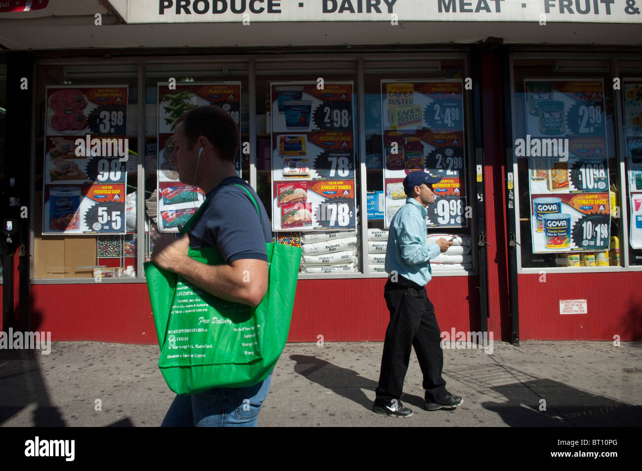 Un supermarché dans le quartier East Harlem de New York vu le Samedi, Octobre 9, 2010. (© Frances M. Roberts) Banque D'Images