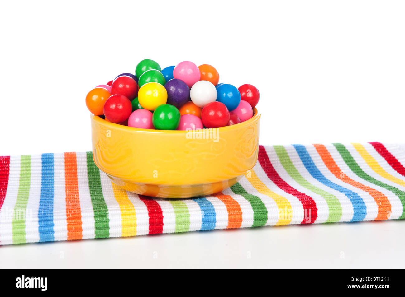 Un bol de boules de gomme colorée sur une serviette. Banque D'Images
