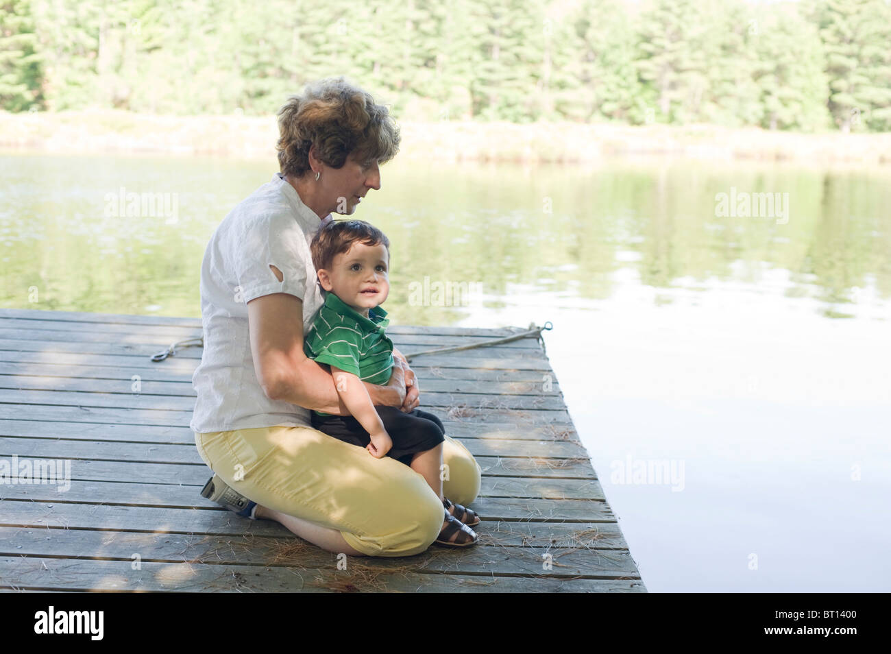 Grand-mère avec son petit-fils de 18 mois en vacances sur le New Hampshire lake Banque D'Images