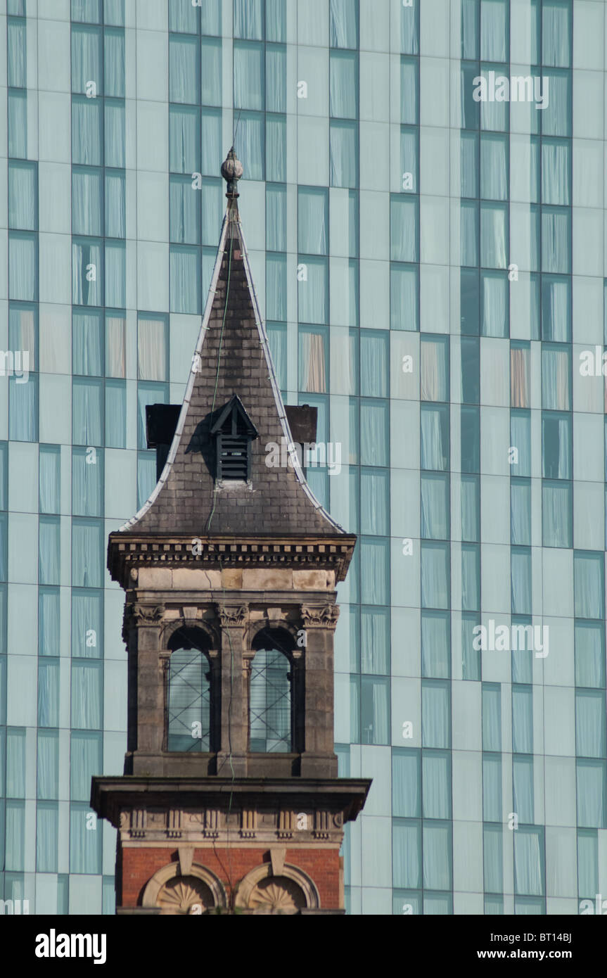 Tour de l'ancien moulin Knott,Chapelle,Deansgate Manchester, dans le contexte de la Beetham Tower,Hilton Tower. Banque D'Images