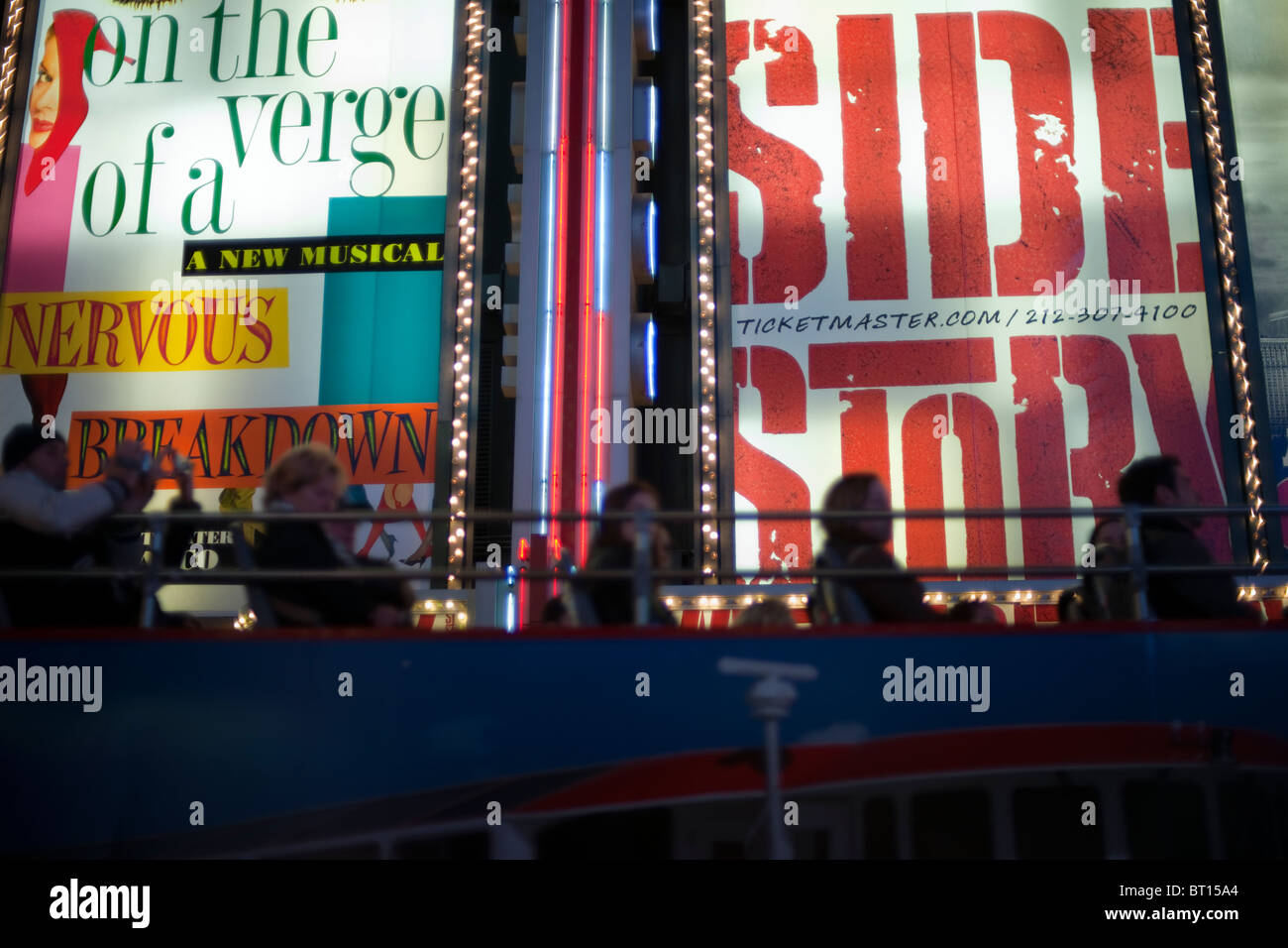 Des panneaux publicitaires pour des comédies musicales de Broadway derrière un autobus d'excursion sont vus dans Times Square à New York Banque D'Images