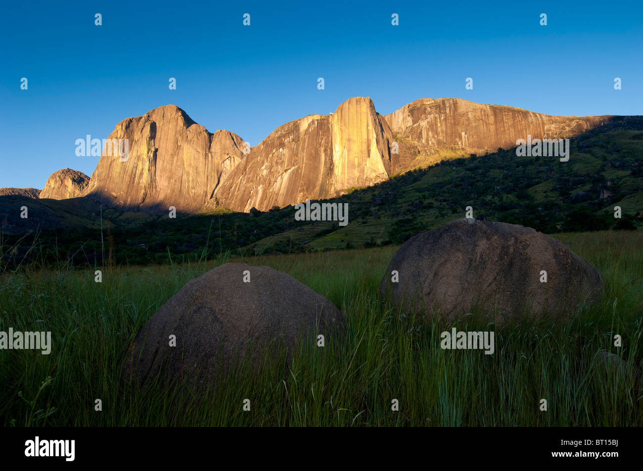 La montagne d'Andringitra madagascar pic boby large paysage lever lever du soleil vert plateau Camp Tsara mountain hill afrique afrika Banque D'Images