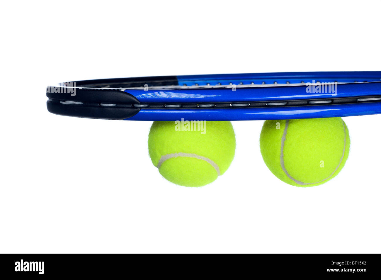 L'équipement de tennis dont une raquette et balles isolated on white Banque D'Images